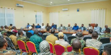 President Said Abdullahi Deni meets Puntland force commanders in Galkayo, where the defence forces are now on full alert