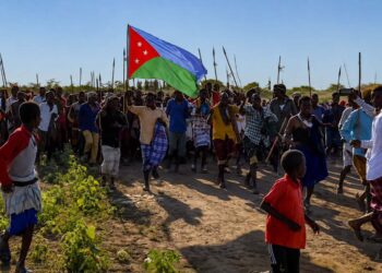 Supporters carry the Koonfur Bari flag at a mass gathering in Lower Shabelle, the administration now flying its flag over Marka
