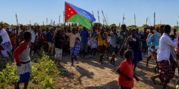 Supporters carry the Koonfur Bari flag at a mass gathering in Lower Shabelle, the administration now flying its flag over Marka